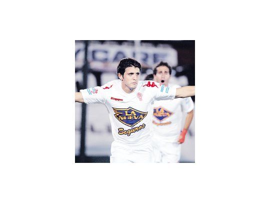 Javier Cámpora quiere volar para festejar el gol de Huracán, que en el debut de Roberto Pompei como técnico sólo logró un punto.