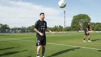 La selección argentina entrenó con la gran duda de la presencia de Lionel Messi frente a Uruguay.