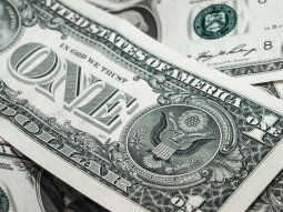 Dólar se estabiliza mientras operadores vuelven a analizar apuestas sobre alzas de tasas