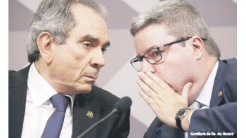 ámbito.com | El senador Raimundo Lira (PMDB), presidente de la comisión especial que analiza dar o no dar curso al juicio político contra Dilma Rousseff, conversa con Antonio Anastasia (PSDB) , instructor del proceso en Brasilia.