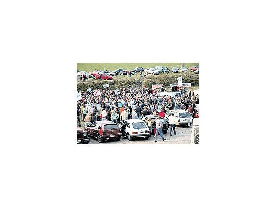 Ahora que la Cancillería confirmó que presentará la demanda ante La Haya, los ambientalistasde Gualeguaychú comienzan a debatir la posibilidad de levantar este domingo el bloqueoen el paso hacia Fray Bentos.