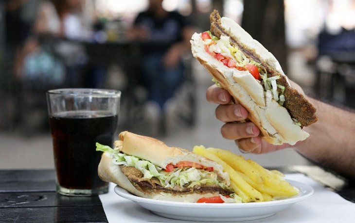 El sánguche de milanesa más grande del mundo tenía 14 kilos de carne, 6 kilos de pan rallado; 6 kilos de tomate; 10 plantas de lechuga y 60 huevos. ¿El resultado? ¡Un sánguche de 2,60 metros de largo.
