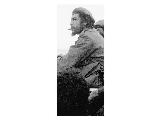 Una de las últimas fotos de Ernesto CheGuevara, cuando aún conservaba la fisonomíade un hombre entero, antes de la decadenciasufrida en los últimos días en la selvaboliviana, donde murió hace 40 años, el 9 deoctubre de 1967.