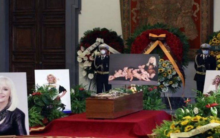 Último adiós: miles de italianos despiden a Raffaella Carrá en Roma.