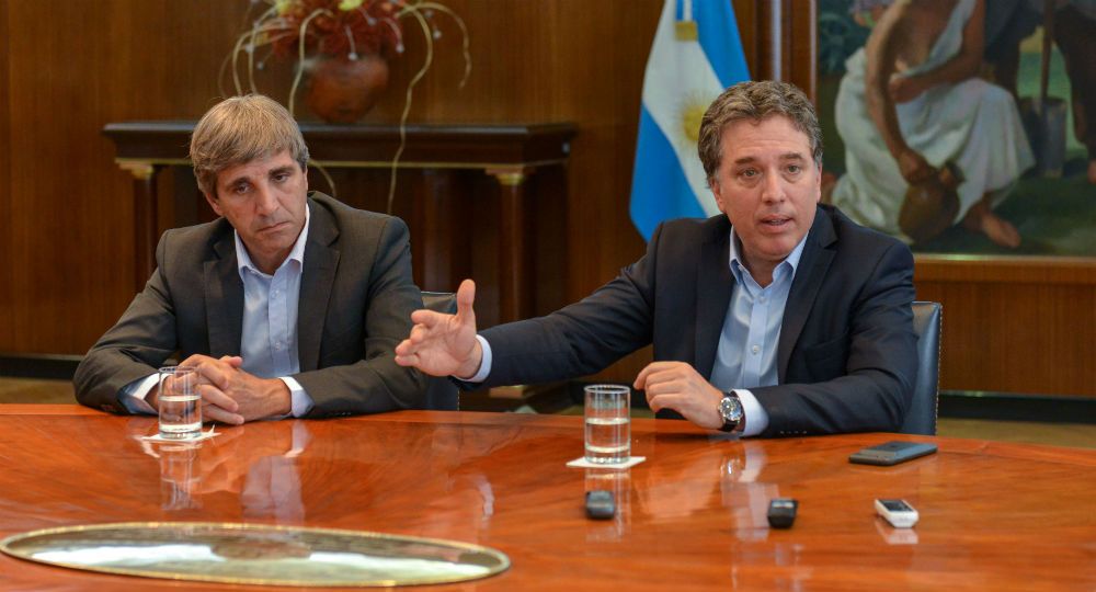 Luis Caputo y Nicol&aacute;s Dujovne, en sus a&ntilde;os en el Gabinete de Mauricio Macri.