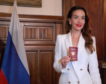 Natalia Oreiro recibió el pasaporte ruso durante una ceremonia en la Embajada