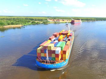 El gobierno argentino comenzó a cobrar un peaje al tránsito de carga internacional en la hidrovía, y desde Uruguay lo ven como una acción para frenar el desarrollo portuario local.