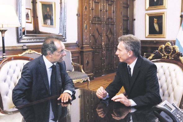 Al día siguiente de la jura, el Presidente recibió en su despacho de la Casa Rosada a su exrival Daniel Scioli. También a Sergio Massa, Stolbizer y R. Saá.