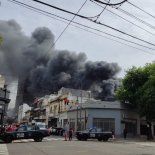 Un fuerte incendio se inició en Parque Patricios. Un fuerte incendio se inició en Parque Patricios.