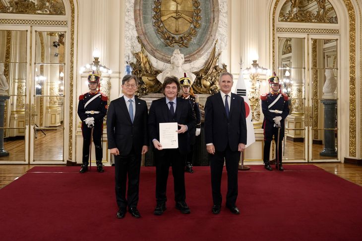 El embajador de Corea del Sur, Lee Chong Hwa, participó de la ceremonia en la Casa Rosada. El embajador de Corea del Sur, Lee Chong Hwa, participó de la ceremonia en la Casa Rosada.