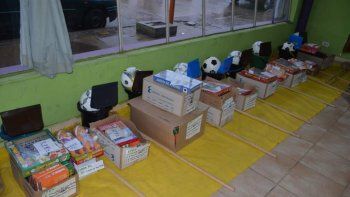 Algunas de las cajas que se repartieron en Roque Pérez previo a las elecciones.