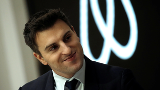 Brian Chesky y su inmensa fortuna gracias a su empresa Airbnb.