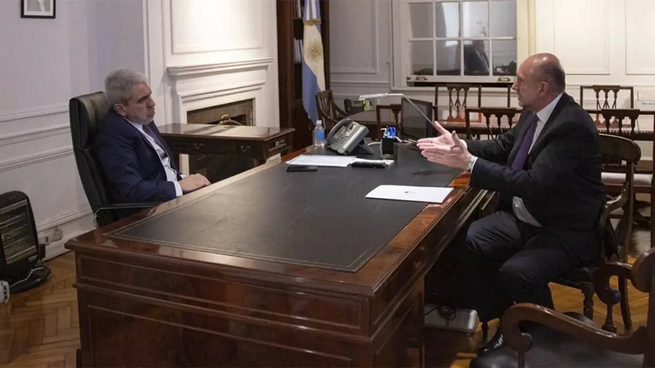 Omar Perotti y Aníbal Fernández, en una reunión en el despacho del ministro.&nbsp;