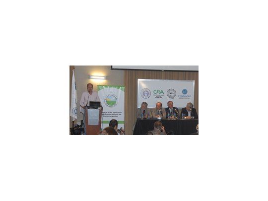 Ricardo Negri, de CREA, presentando el trabajo de ganadería junto a la Mesa de Enlace.