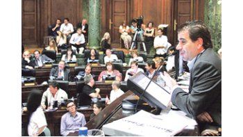 El titular de la Legislatura porteña, Cristian Ritondo, en la sesión del jueves pasado cuando se aprobó parte del paquete de leyes que busca Mauricio Macri antes de fin de año, al cual agregó ahora una nueva y polémica iniciativa.
