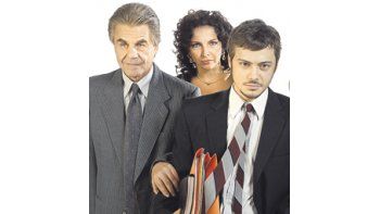 Tomás Fonzi, Raúl Rizzo y Alejandra Darín, parte del buen elenco de una obra despareja pero bien dirigida por Eva Halac que va ganando aspereza en su explícita referencia a la última dictadura militar.