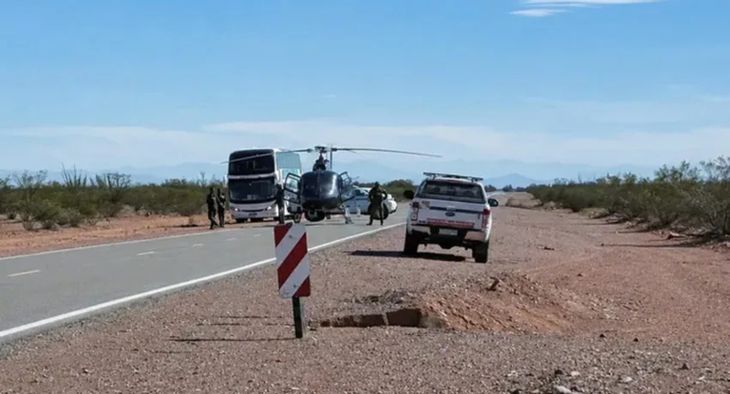 El helicóptero transportaba a siete personas y fue localizado en una zona de difícil acceso en San Juan.