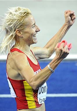 Puño apretado, sonrisa reluciente. Festeja la española Domínguez, ganadora de los 3.000 con obstáculos.