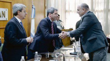 expectativa. Sergio Uñac encabezó ayer la entrega de los certificados de bono fiscal a 98 empresas.