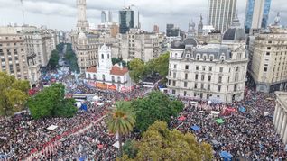 Miles de personas se congregaron en el epicentro porteño para repudiar el golpe de Estado de 1976 y reclamar por memoria, verdad y justicia. 