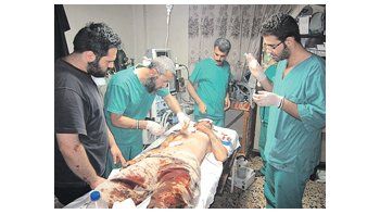 Una imagen difundida por los rebeldes sirios muestra a médicos tratando a un miliciano herido en la ciudad de Qusayr, a 15 kilómetros de Homs. El régimen recuperó posiciones en Damasco, pero cedió en otras ciudades periféricas.