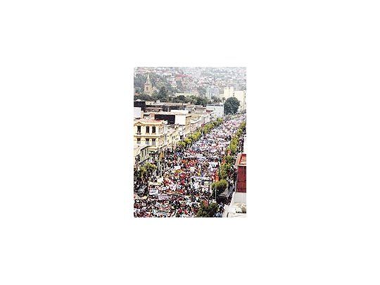 Unas 30.000 personas marcharon ayer por el centro de Santiago en reclamo de mejoras salariales para los empleados estatales chilenos. El conflicto se transformó ya en un desafío político a Michelle Bachelet.