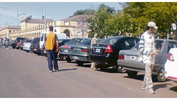 ámbito.com | Santo negocio. Los trapitos cobran entre 60 y 80 pesos a cada uno de los 600 mil autos que llegan a Luján.