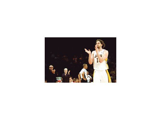 Lakers superó a Houston Rockets 89 a 70 en el partido decisivo de la semi del Oeste. Pau Gasol, figura del encuentro, es aplaudido por Jack Nicholson, fanático de Los Angeles.