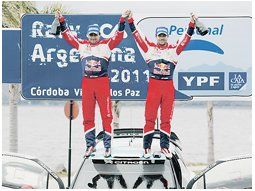 Sebastian Loeb y Daniel Elena festejan sobre el Citroën DS3 tras ganar el Rally de la Argentina.