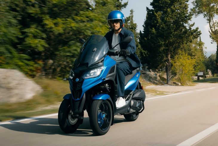 Una moto Piaggio en acción, con diseño futurista Una moto Piaggio en acción, con diseño futurista