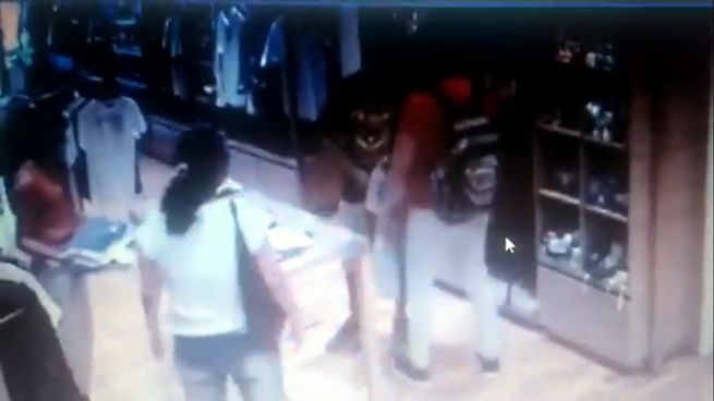Relatos salvajes en un local de ropa en Boedo.