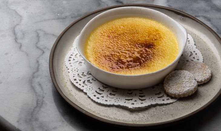Double proposal: Salada in Crème Brûlée with Morbier cheese and pears, and the traditional vanilla dessert with Sablé cookies. Double proposal: Salada in Crème Brûlée with Morbier cheese and pears, and the traditional vanilla dessert with Sablé cookies.