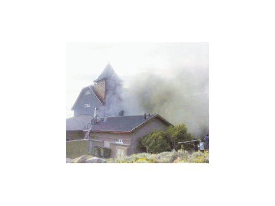 Dos dotaciones de bomberos combatieron anoche el incendio en el hotel Alto Calafate. Se cree que se trató de un cortocircuito.