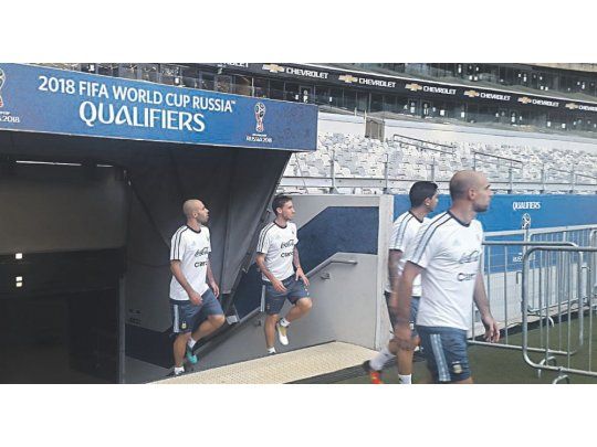recorrido. Los jugadores del seleccionado argentino entran a hacer el reconocimiento del campo de juego del estadio Mineirao, donde hoy se medirán ante Brasil.