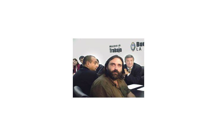 El titular del SUTEBA, Roberto Baradel, lideró la reunión paritaria junto a Mario Oporto (atrás) y Rafael Perelmiter.