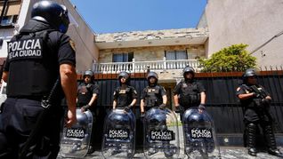 El operativo de desalojo de la vivienda se llevó a cabo en la calle Virgilio 2938 de la Ciudad de Buenos Aires. El operativo de desalojo de la vivienda se llevó a cabo en la calle Virgilio 2938 de la Ciudad de Buenos Aires.