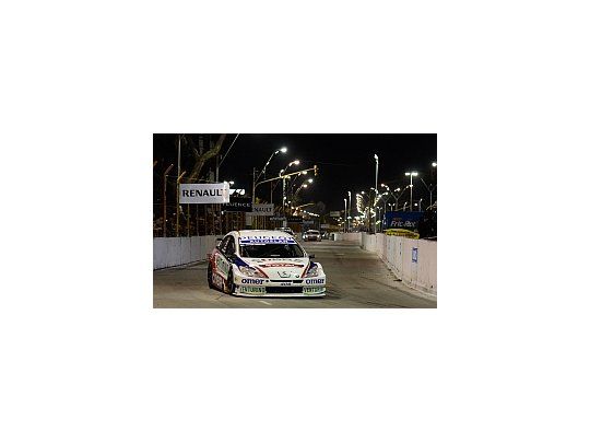 Girolami completó un sábado perfecto: hizo la pole y ganó la carrera nocturna del callejero de Santa Fe.