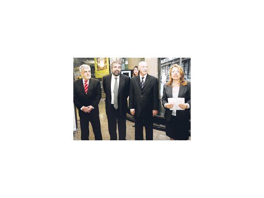 El gobernador de Chubut, Mario Das Neves, encabezó la inauguración de la Muestra Artesanías Unesco con el secretario de Cultura de la provincia, Jorge Fiori; el secretario general del CFI, Juan José Ciácera, y la representante de la Unesco, Denise Bax.