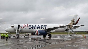jetsmart vuelve a operar la ruta que une neuquen y rosario
