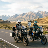 Dos motociclistas recorren rutas de montaña con equipaje completo, una configuración que exige autonomía, confort y capacidad de adaptación a distintos terrenos Dos motociclistas recorren rutas de montaña con equipaje completo, una configuración que exige autonomía, confort y capacidad de adaptación a distintos terrenos