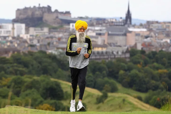 During his career, he wore the Olympic torch at the 2004 and 2012 Games throughout his life, he held a routine that included daily walks through the field and a food based on traditional products such as LADDU and fresh cheese. Photo: Getty.
