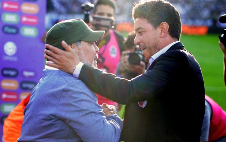 el emocionante saludo entre maradona y gallardo que los dejo al borde de las lagrimas