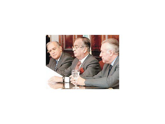 Ricardo GilLavedra,EnriquePetracchi,presidentede la CorteSuprema,RamónBrenna,comorepresentantesdeArgenjus,presentaronayerlos proyectosdereformajudicial.
