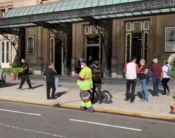 Se activó el sistema de alarma de incendio en el Teatro Colón y evacuaron a todo el personal