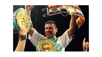 Sergio Maravilla Martínez festeja, feliz, su nueva corona.
