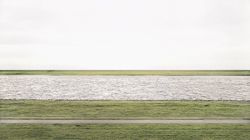 El alemán Andreas Gursky  vendió en noviembre de 2011 ”Rhein II” en 4,3 millones de dólares. La obra, montada sobre plexiglass de una toma capturada en 1999, es una de una serie de seis