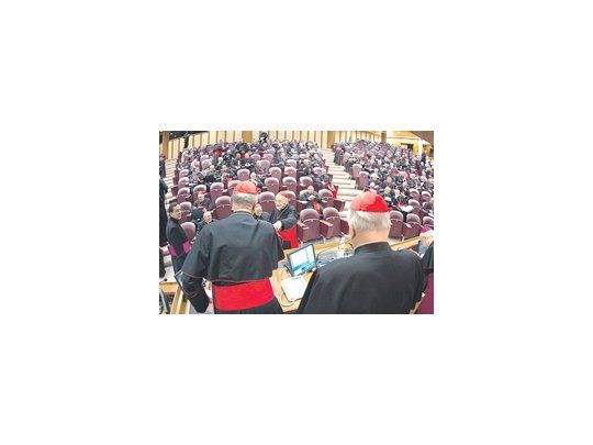 El decano del Colegio Cardenalicio, Angelo Sodano (derecha), y el camarlengo, Tarcisio Bertone, abrieron la primera sesión preparatoria del Cónclave ante 142 purpurados.