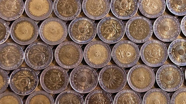 Monedas de 1 peso argentino.