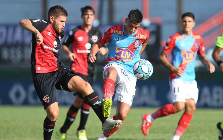 Arsenal no pudo llegar a la cima y Newells sumo una unidad para su promedio.
