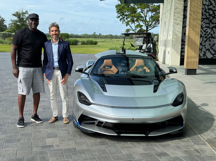This vehicle represents a milestone in Italian engineering, being a convertible electric hypercar that combines luxury and performance. This vehicle represents a milestone in Italian engineering, being a convertible electric hypercar that combines luxury and performance.